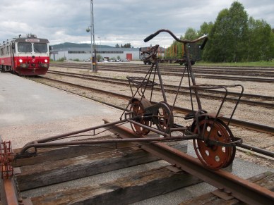 Bahnhof in Sveg mit altem Fahrrad