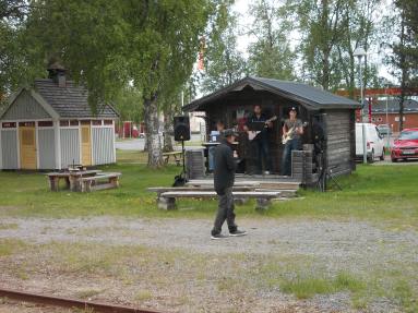 Bahnhof in Sorsele mit Musikband